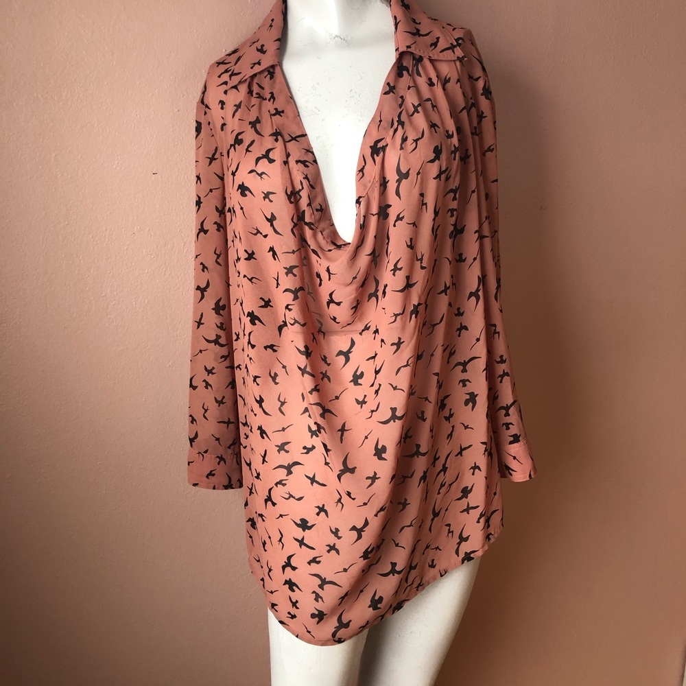 Bird blouse with loose neck